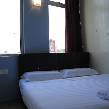 Max Inn Hotel Parit Raja Camera foto