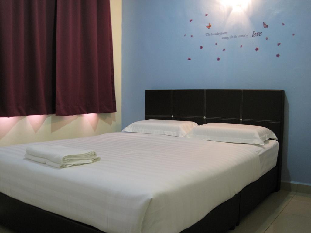 Max Inn Hotel Parit Raja Esterno foto