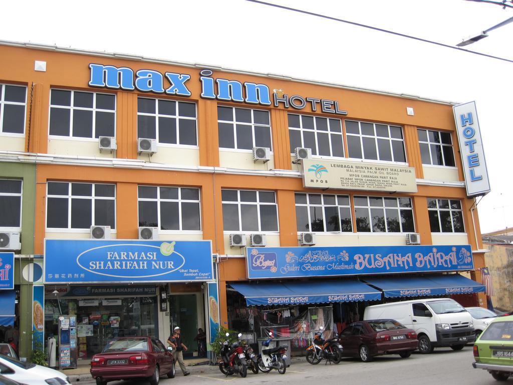 Max Inn Hotel Parit Raja Esterno foto