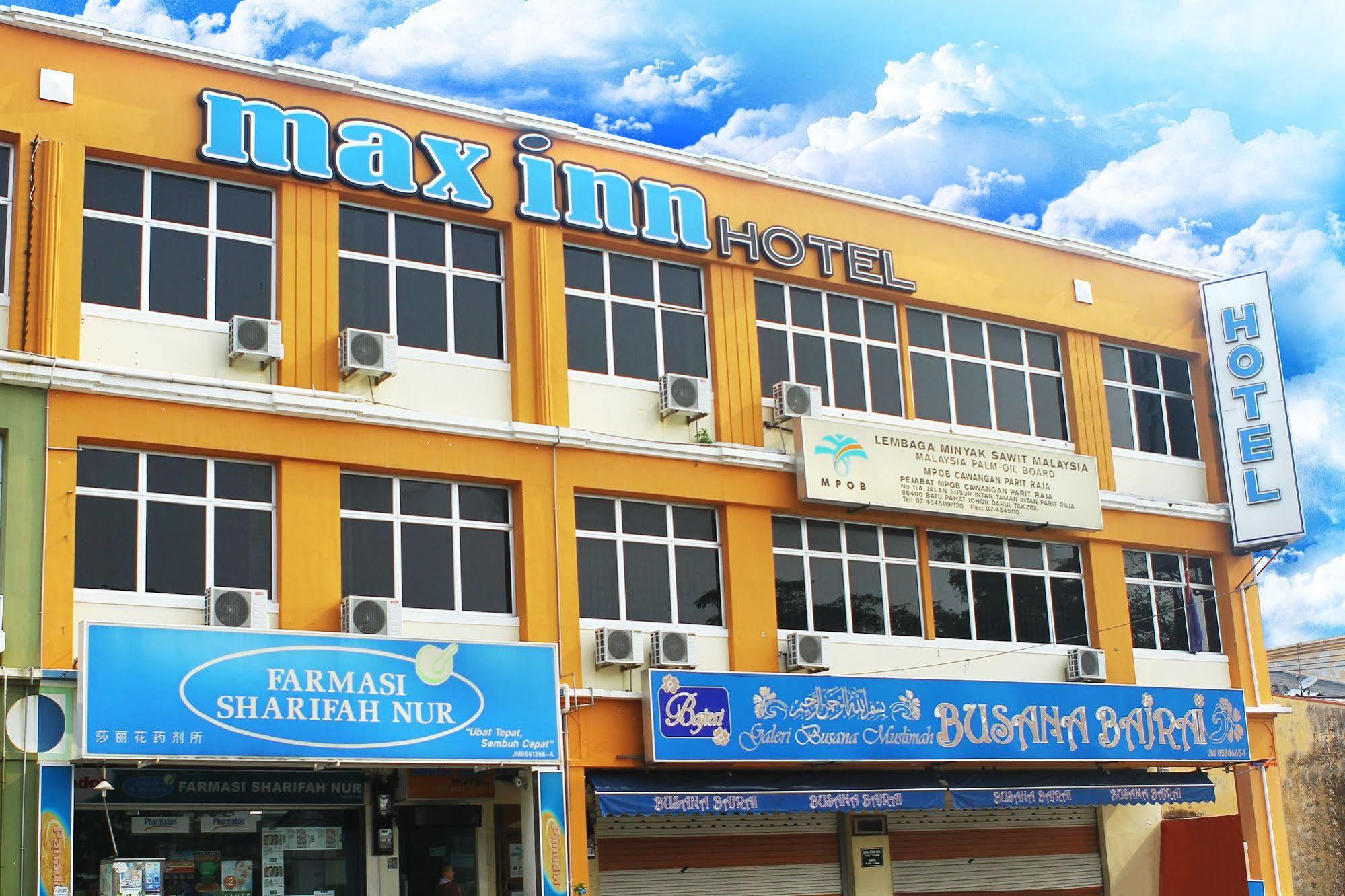 Max Inn Hotel Parit Raja Esterno foto