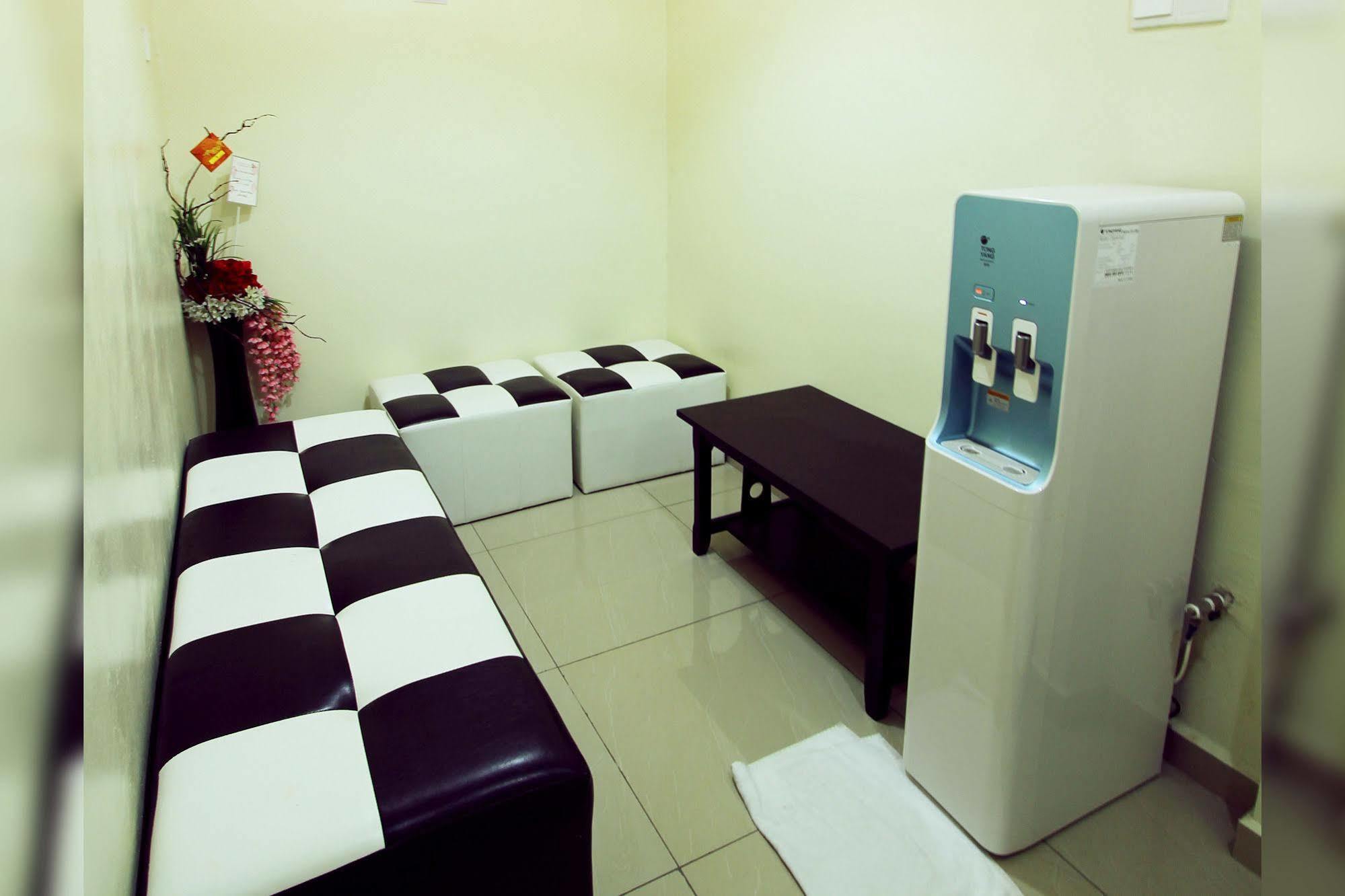 Max Inn Hotel Parit Raja Esterno foto