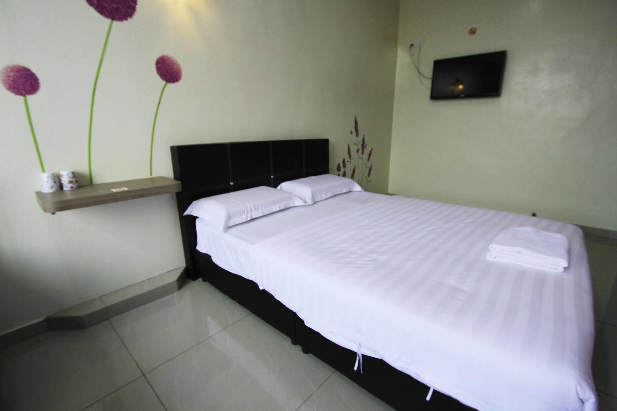 Max Inn Hotel Parit Raja Esterno foto