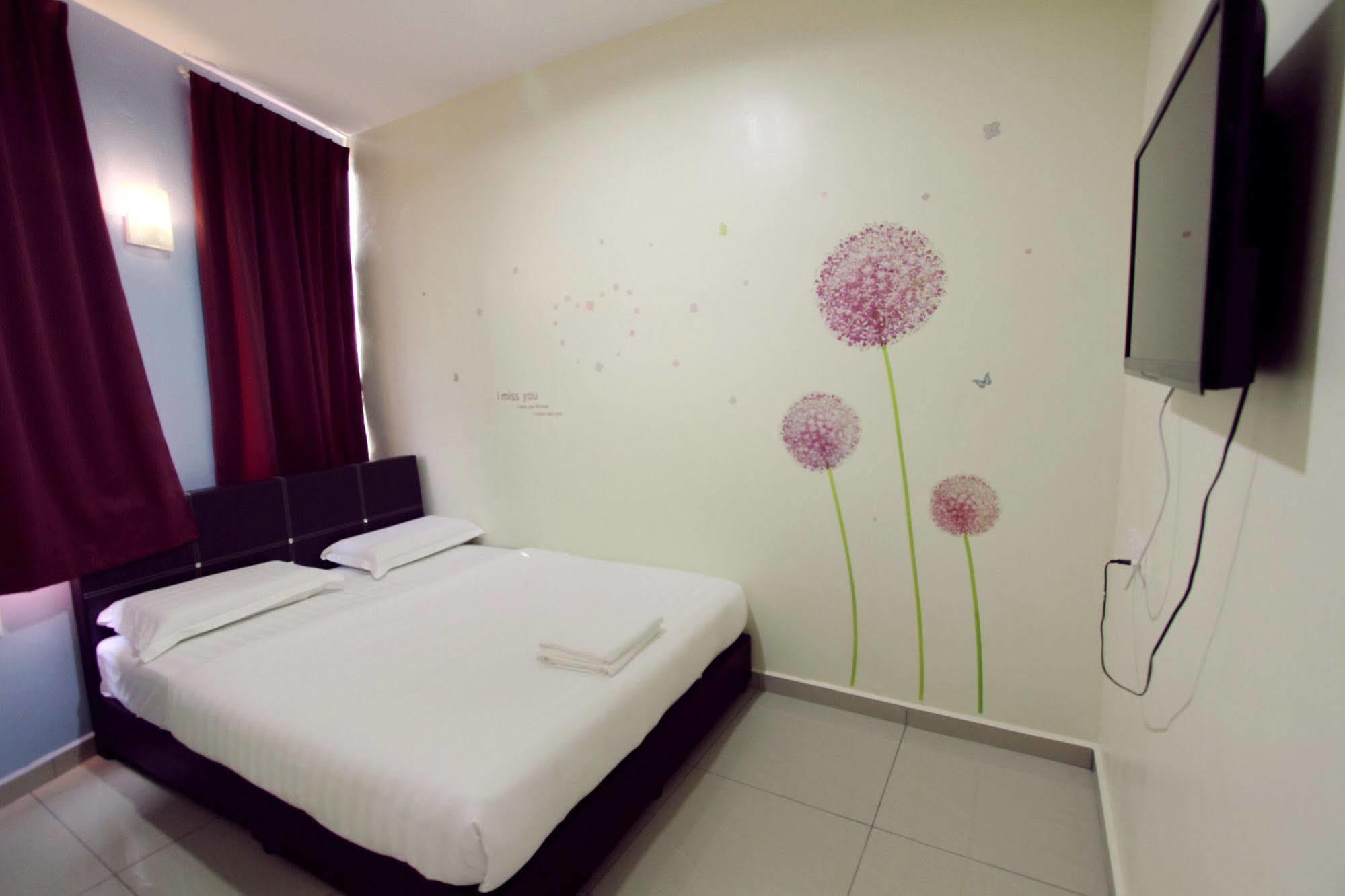 Max Inn Hotel Parit Raja Esterno foto