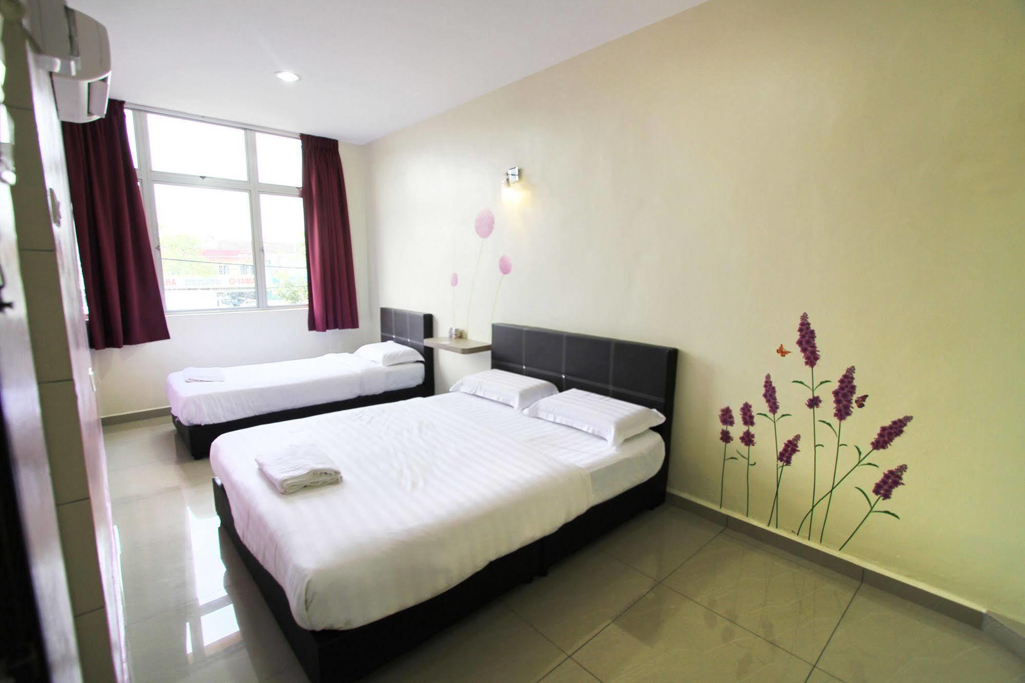 Max Inn Hotel Parit Raja Esterno foto