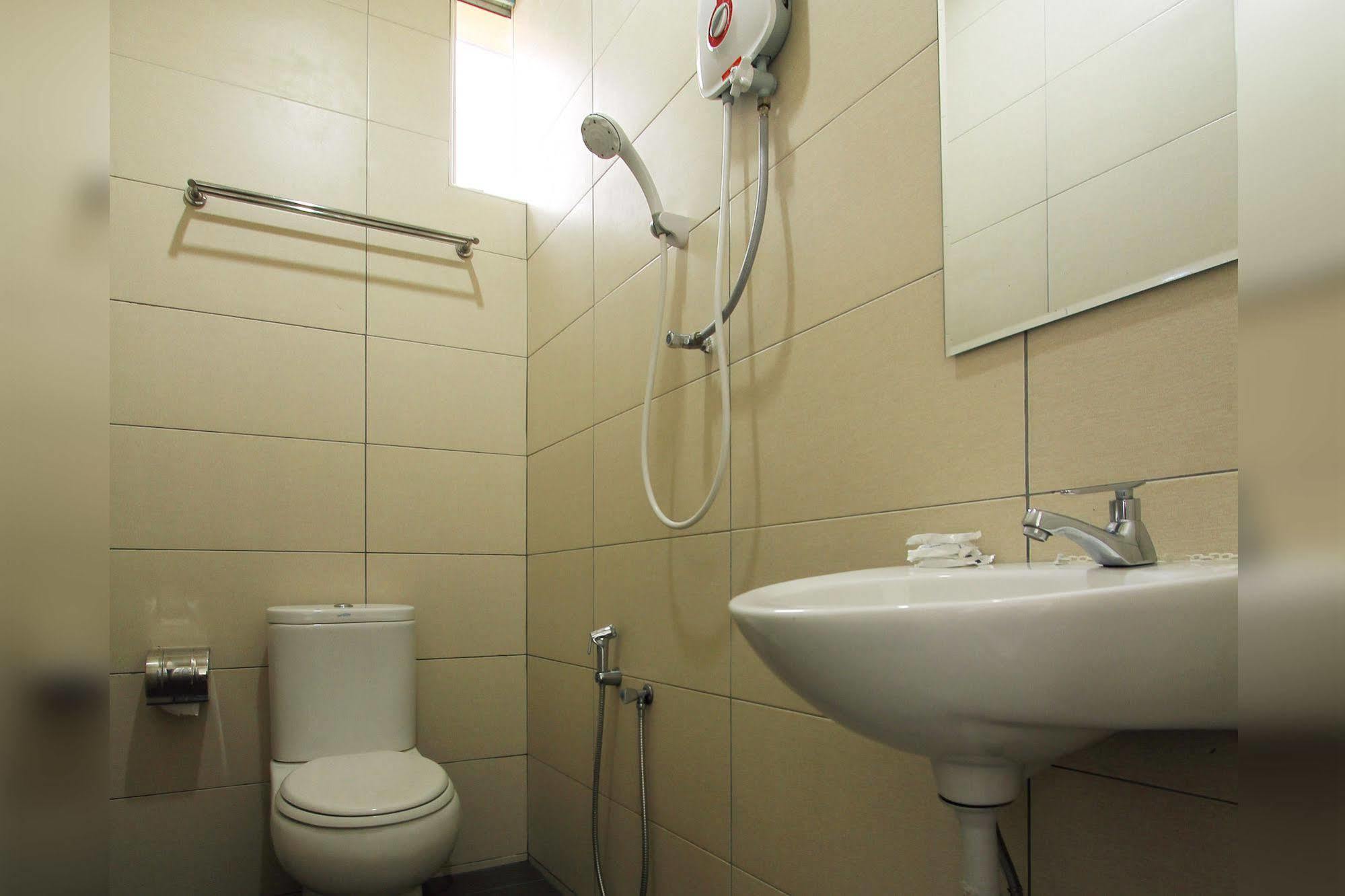 Max Inn Hotel Parit Raja Esterno foto