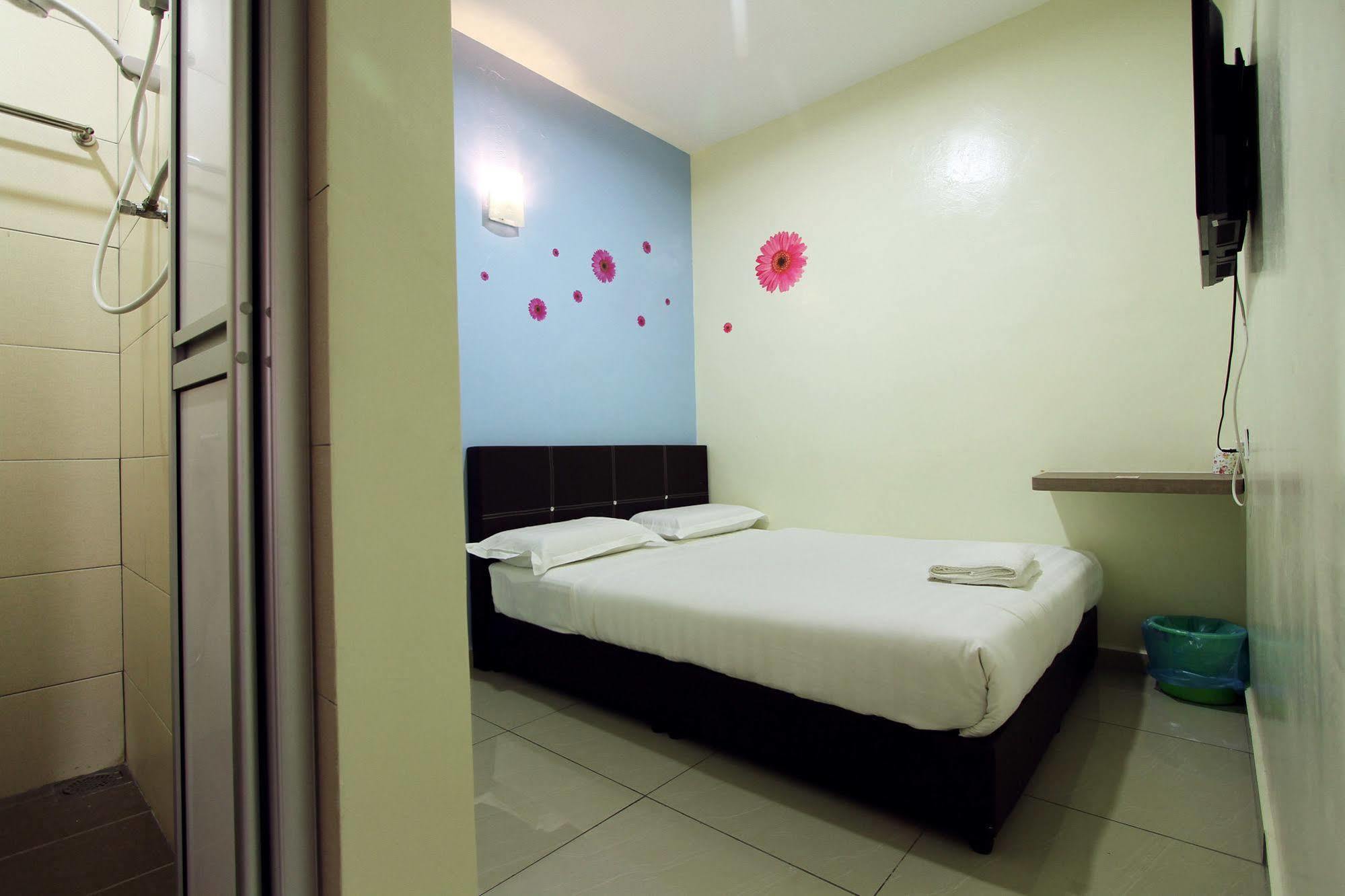Max Inn Hotel Parit Raja Esterno foto
