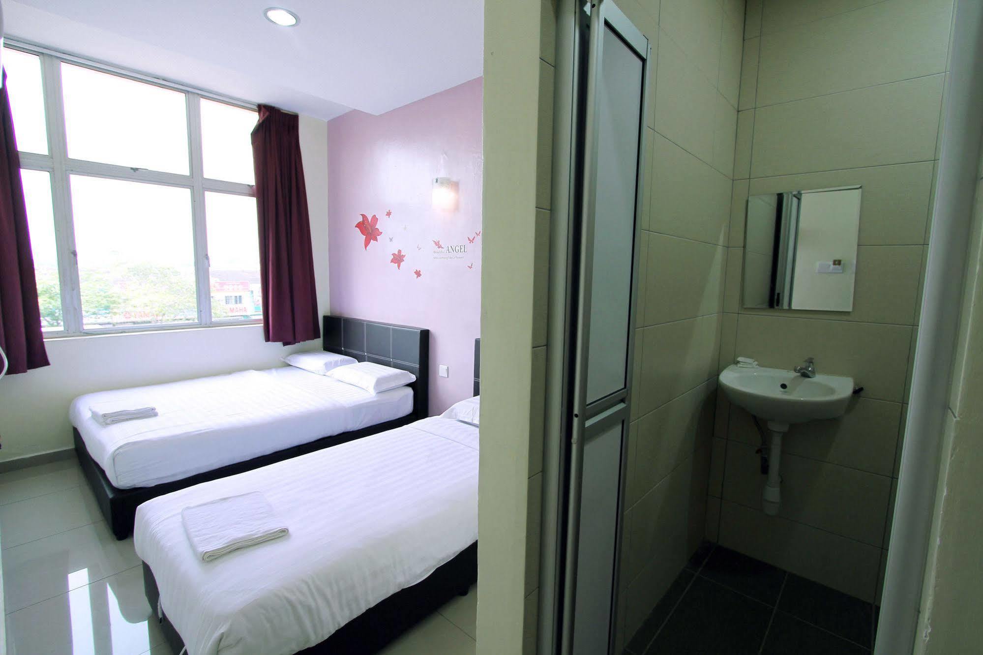 Max Inn Hotel Parit Raja Esterno foto