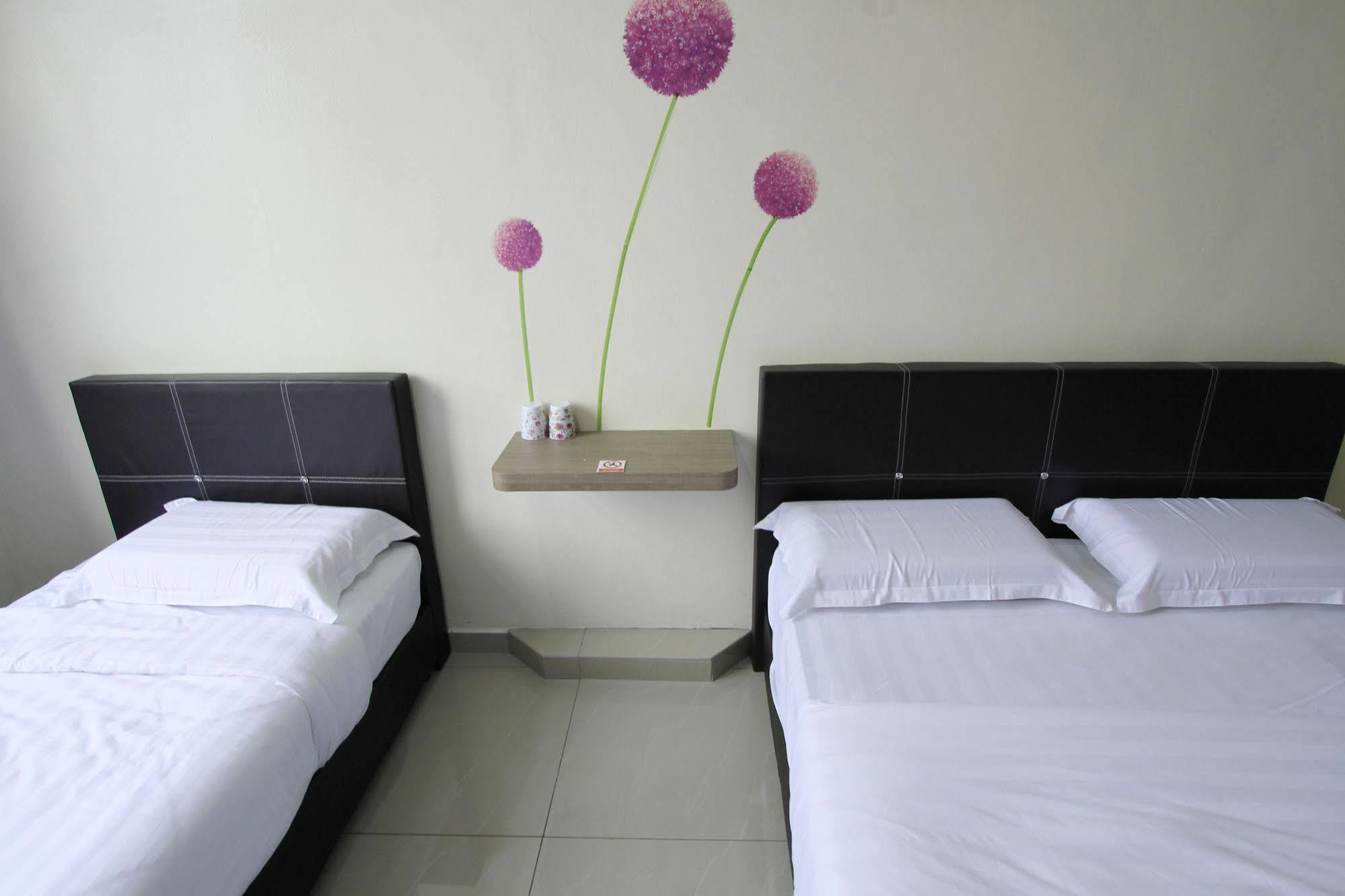 Max Inn Hotel Parit Raja Esterno foto