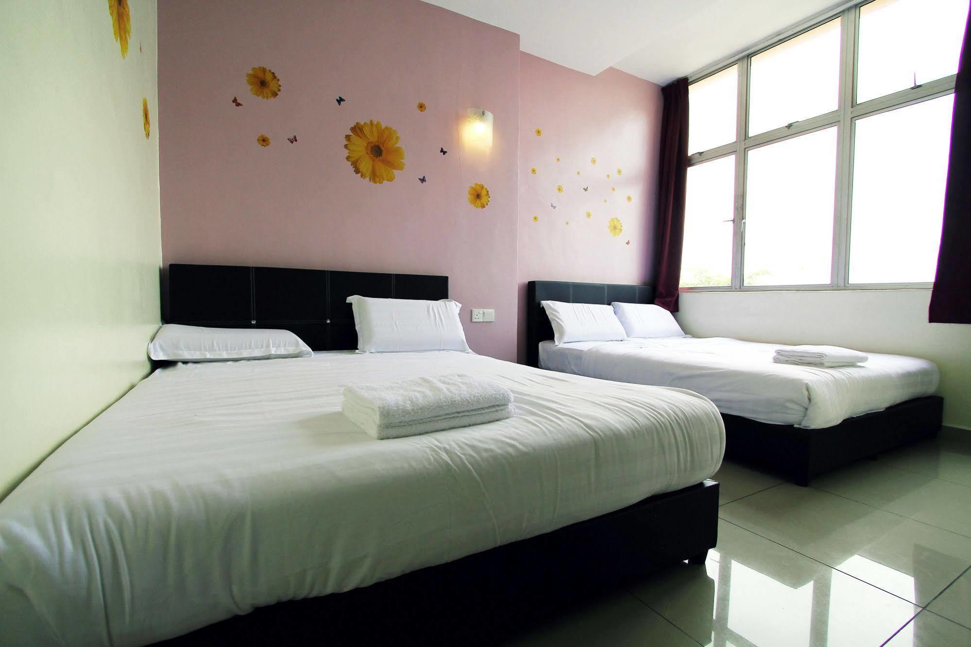 Max Inn Hotel Parit Raja Esterno foto
