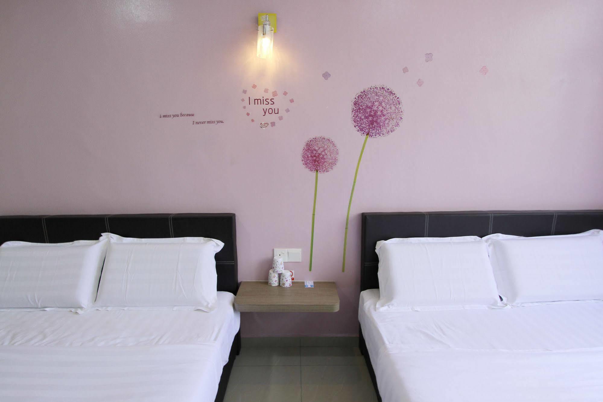 Max Inn Hotel Parit Raja Esterno foto