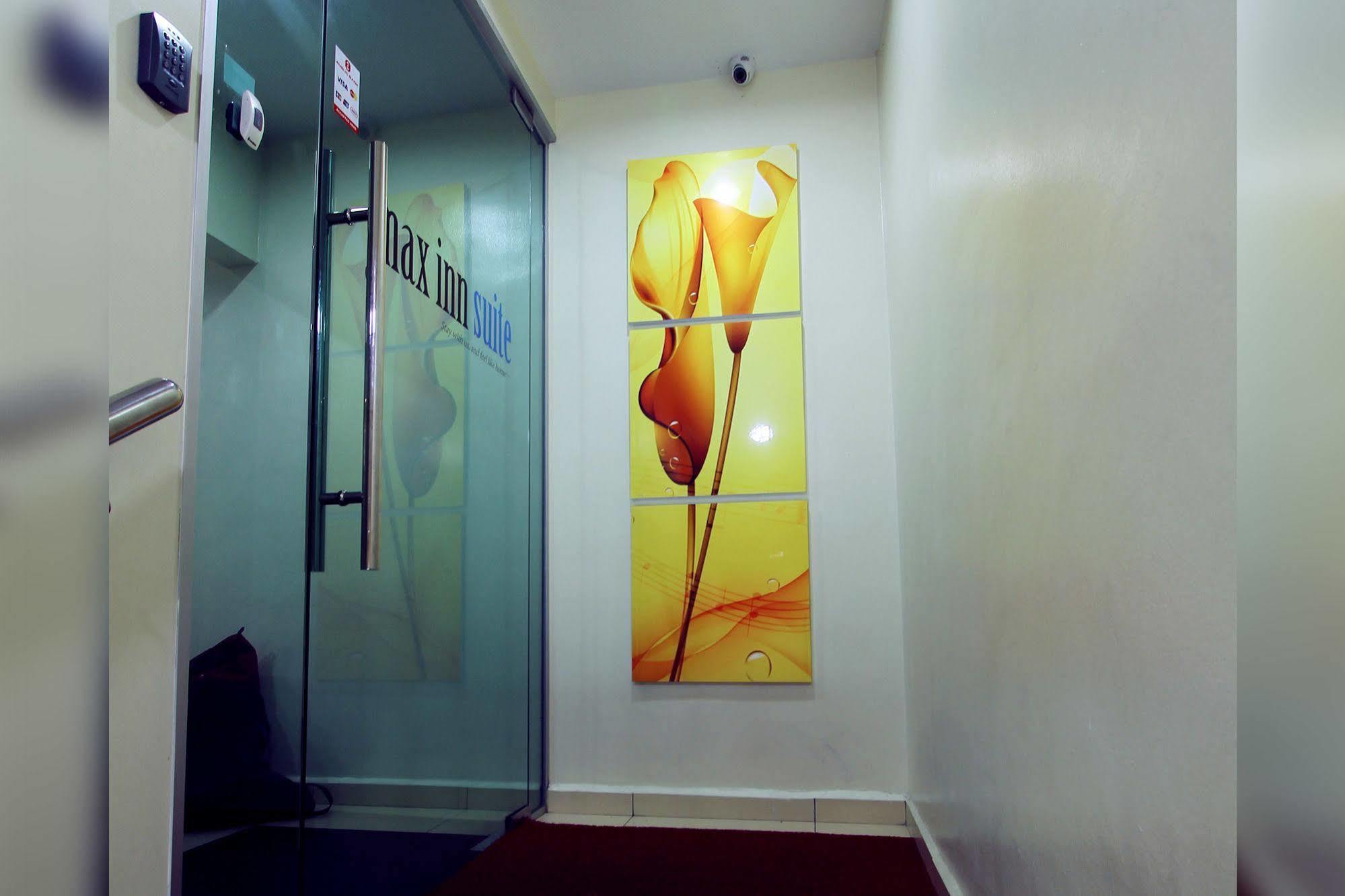 Max Inn Hotel Parit Raja Esterno foto