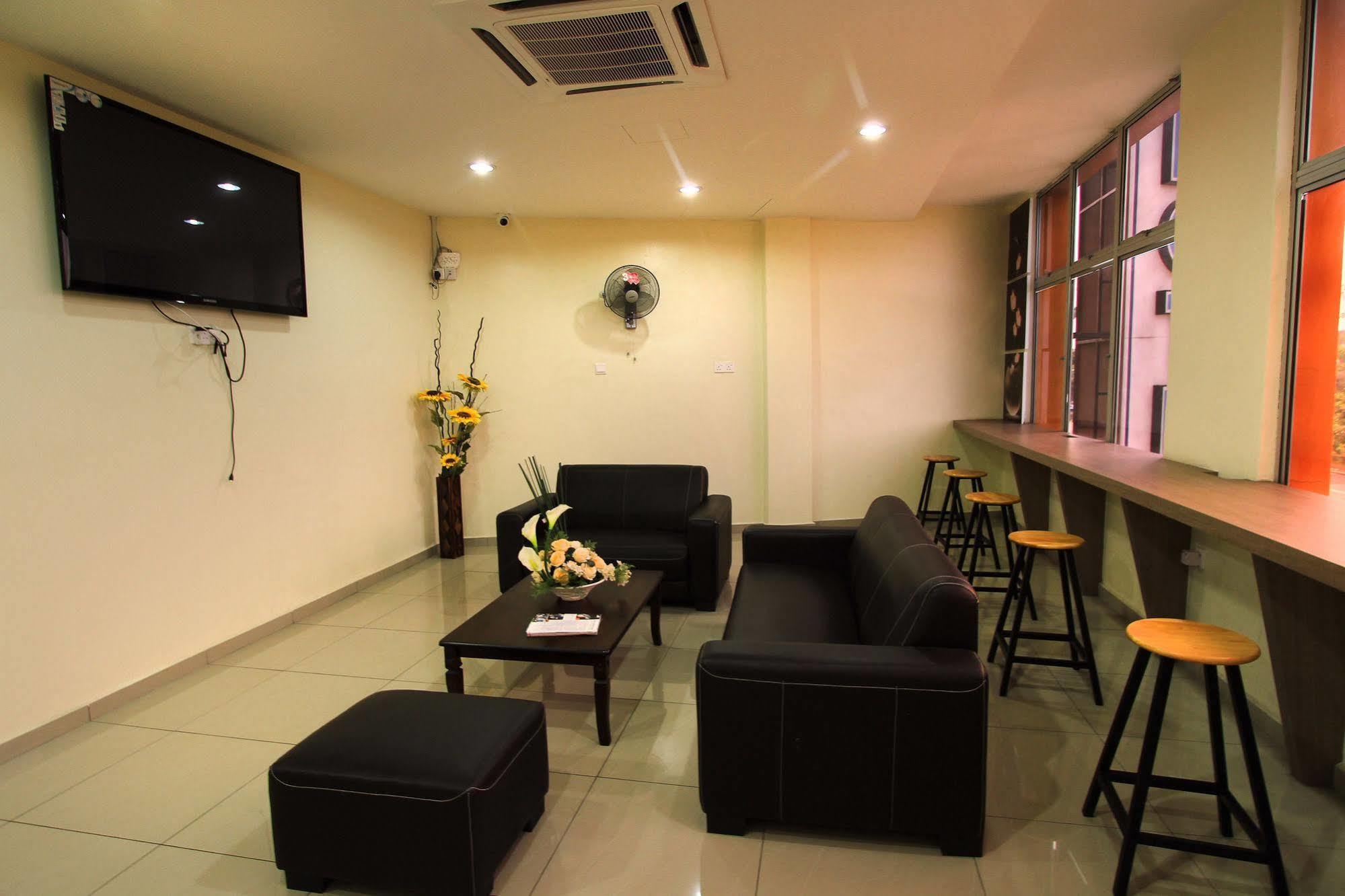 Max Inn Hotel Parit Raja Esterno foto
