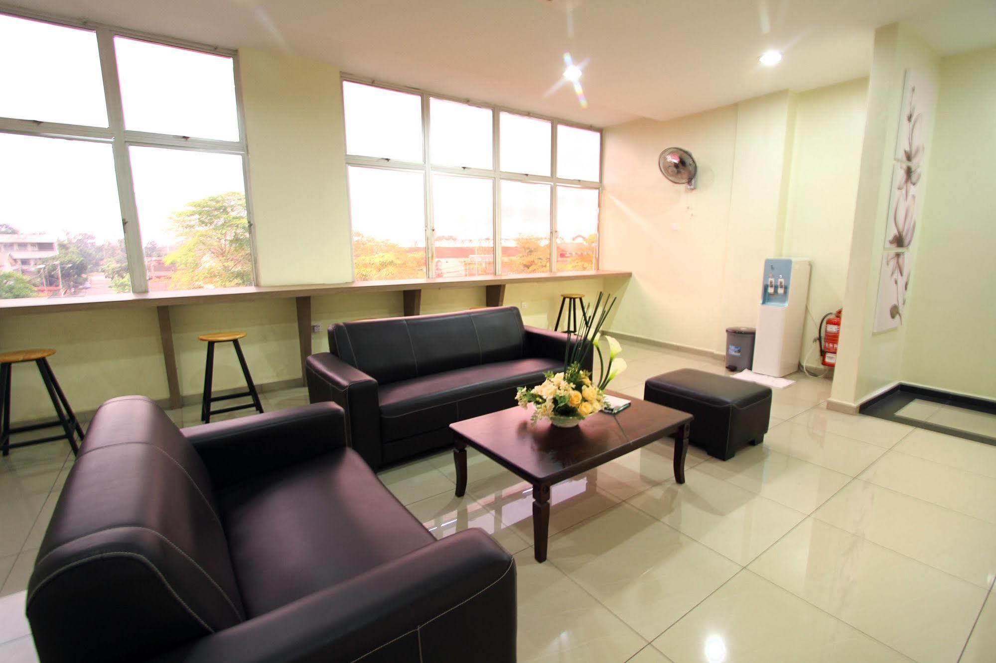 Max Inn Hotel Parit Raja Esterno foto